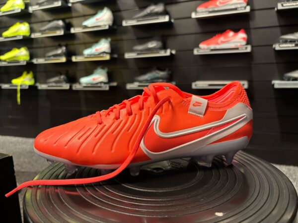 Tiempo Legend 10 Elite (FG) / Felrood Wit / Nike